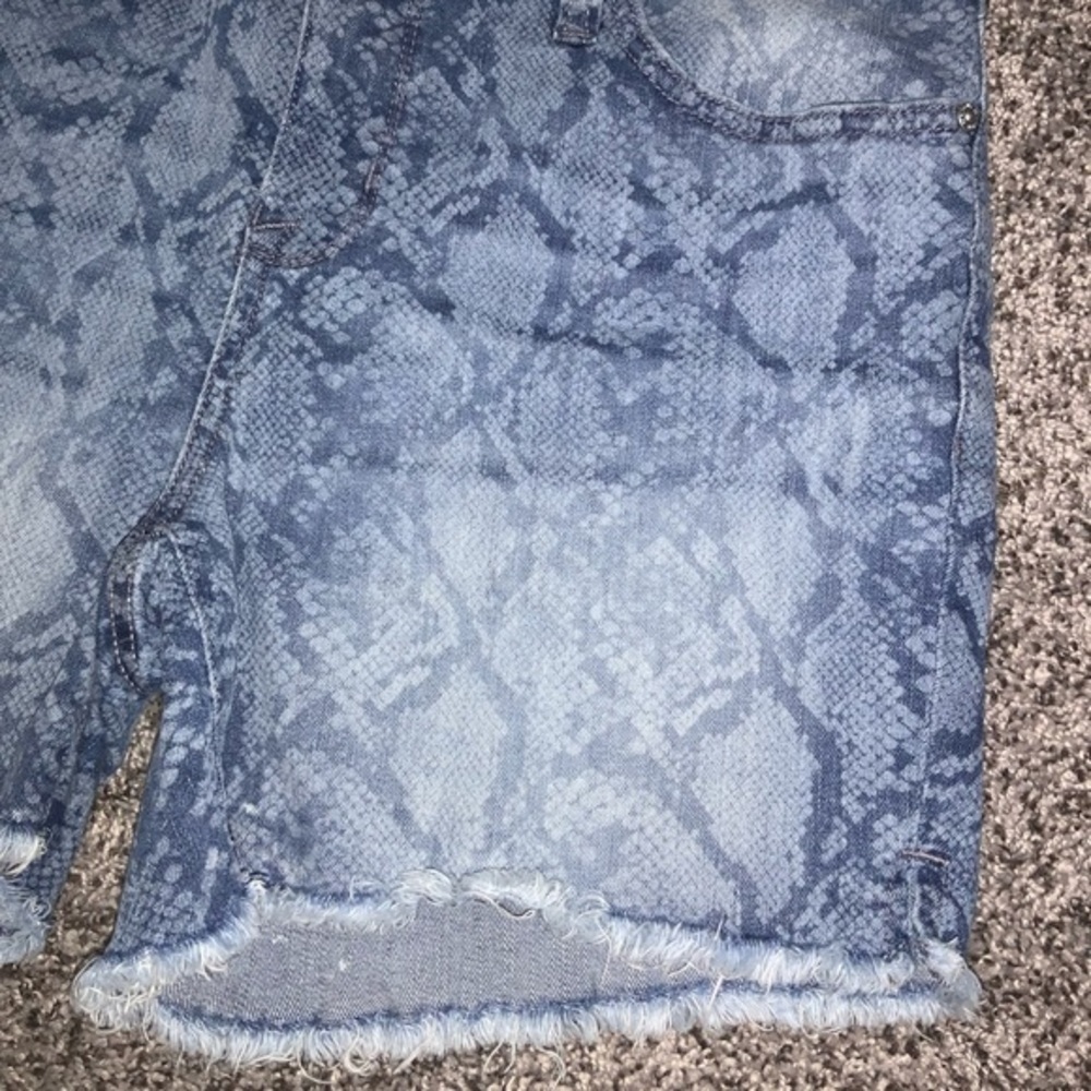 Seven7 Women’s Weekend Python Print Denim Shorts … - image 3